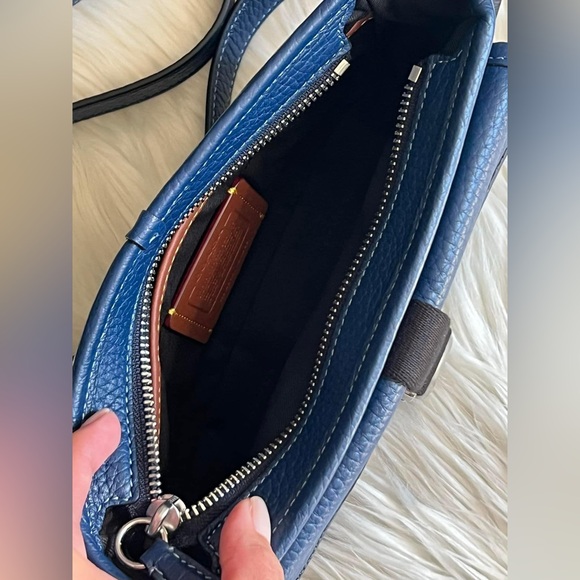 CM335 - Coach Beck Slim Crossbody - Picture 8 of 12